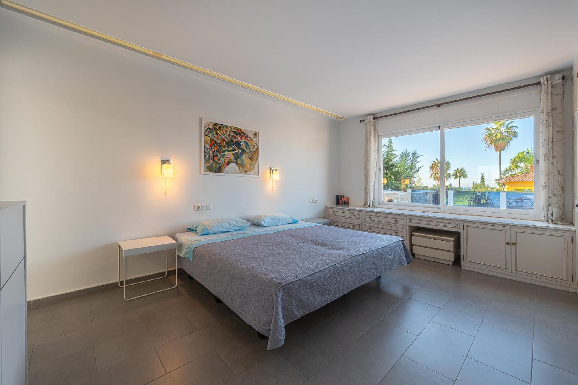 Beautiful Renovated Close Beach 8 People, 4 Bedrooms, 3 Bathrooms, Private Heated Pool, Ping Pong Table, Private Petanque Court Villa Marbella