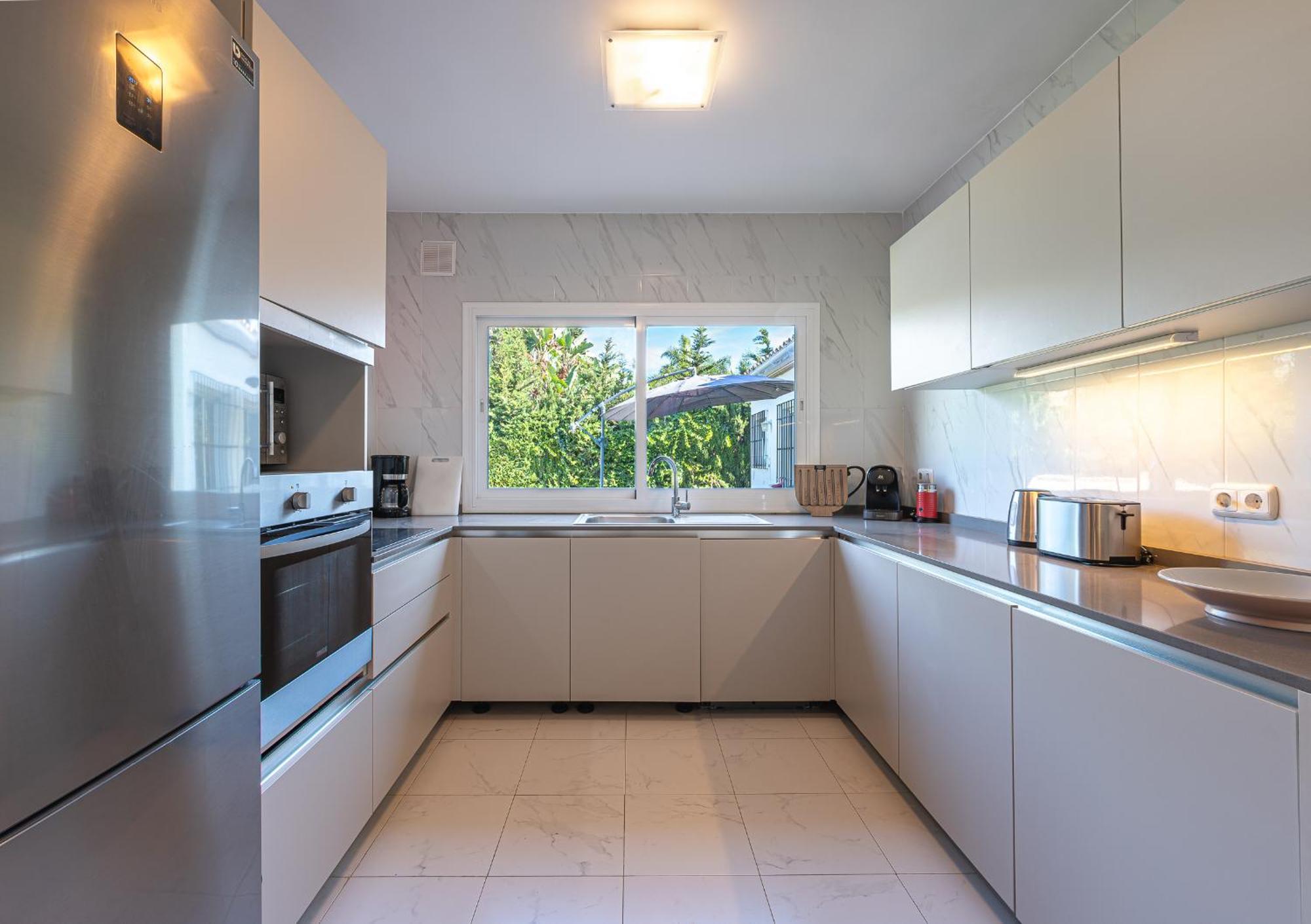 Beautiful Renovated Close Beach 8 People, 4 Bedrooms, 3 Bathrooms, Private Heated Pool, Ping Pong Table, Private Petanque Court