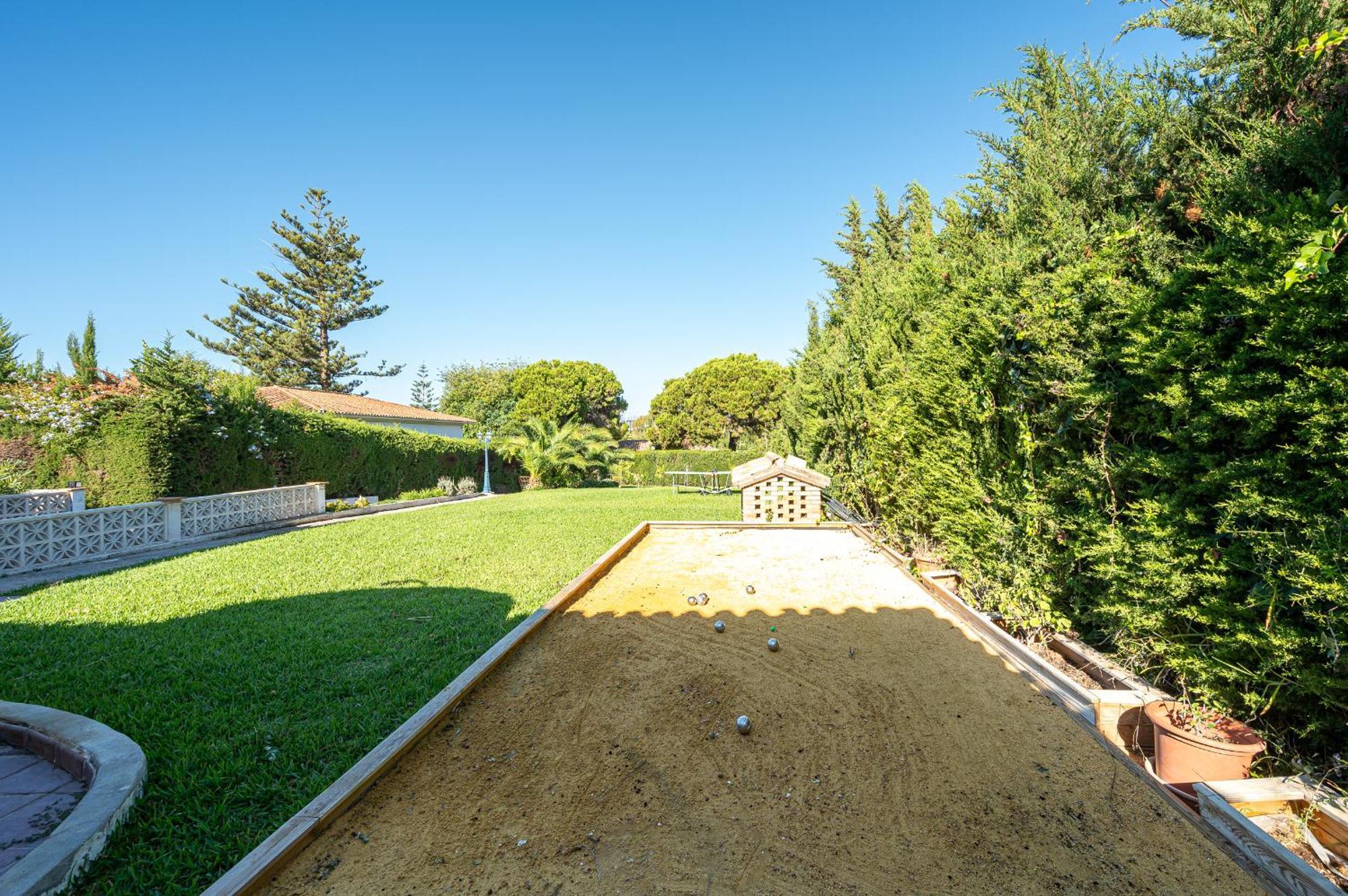 Villa Beautiful Renovated Close Beach 8 People, 4 Bedrooms, 3 Bathrooms, Private Heated Pool, Ping Pong Table, Private Petanque Court *