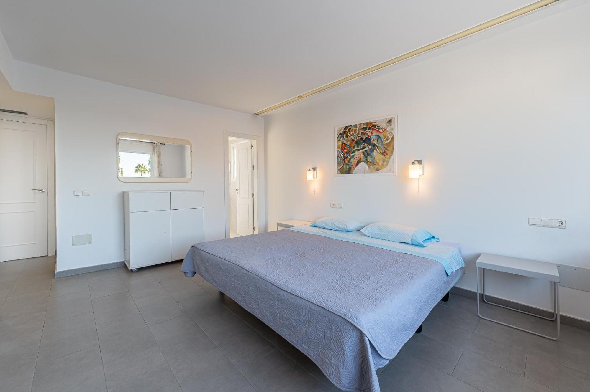 Villa Beautiful Renovated Close Beach 8 People, 4 Bedrooms, 3 Bathrooms, Private Heated Pool, Ping Pong Table, Private Petanque Court Marbella