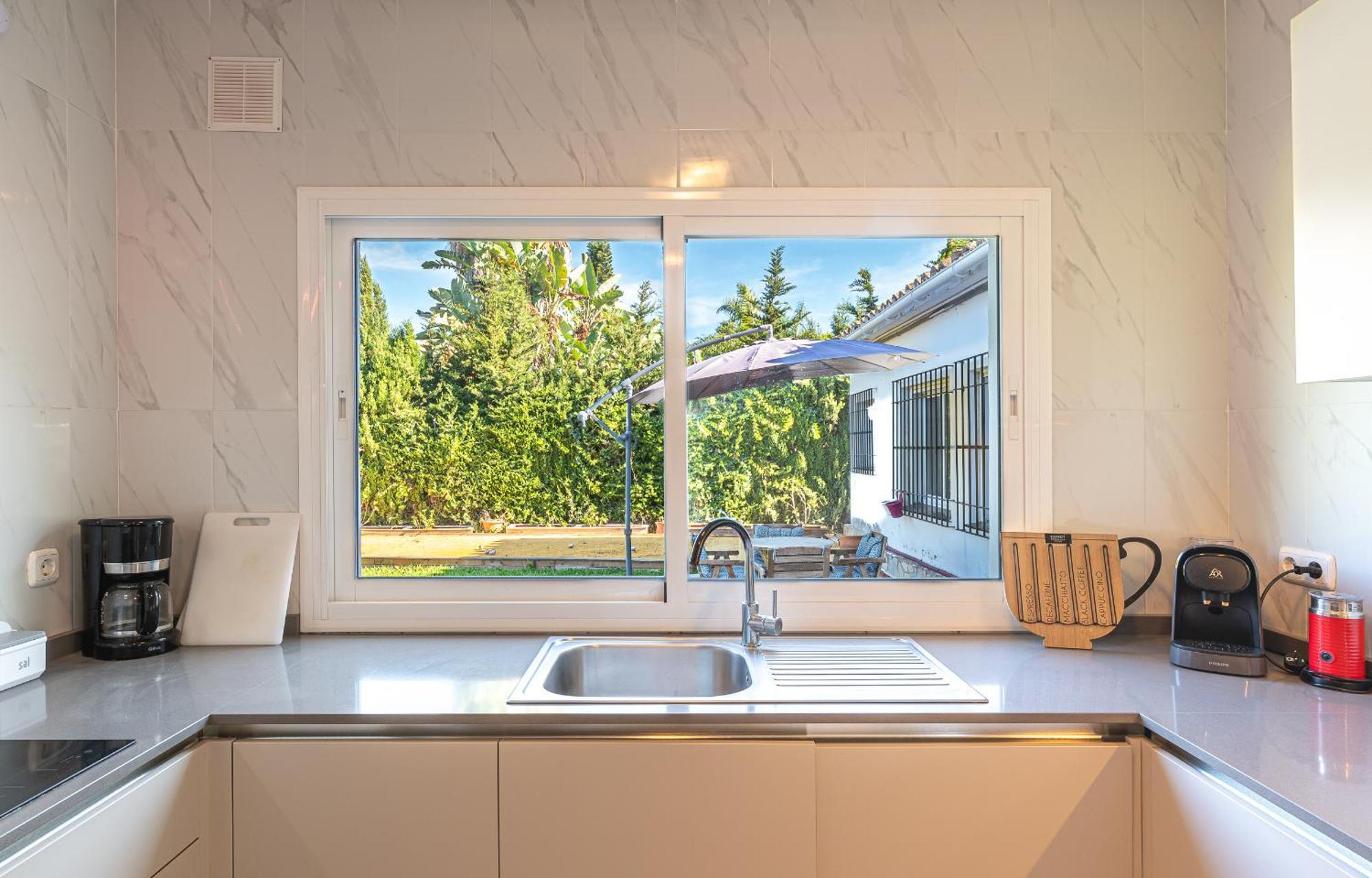 Beautiful Renovated Close Beach 8 People, 4 Bedrooms, 3 Bathrooms, Private Heated Pool, Ping Pong Table, Private Petanque Court Villa